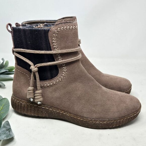 CLARKS Collection Caroline Lily Tan Suede Tassel Booties Size 9.5M - Picture 1 of 10